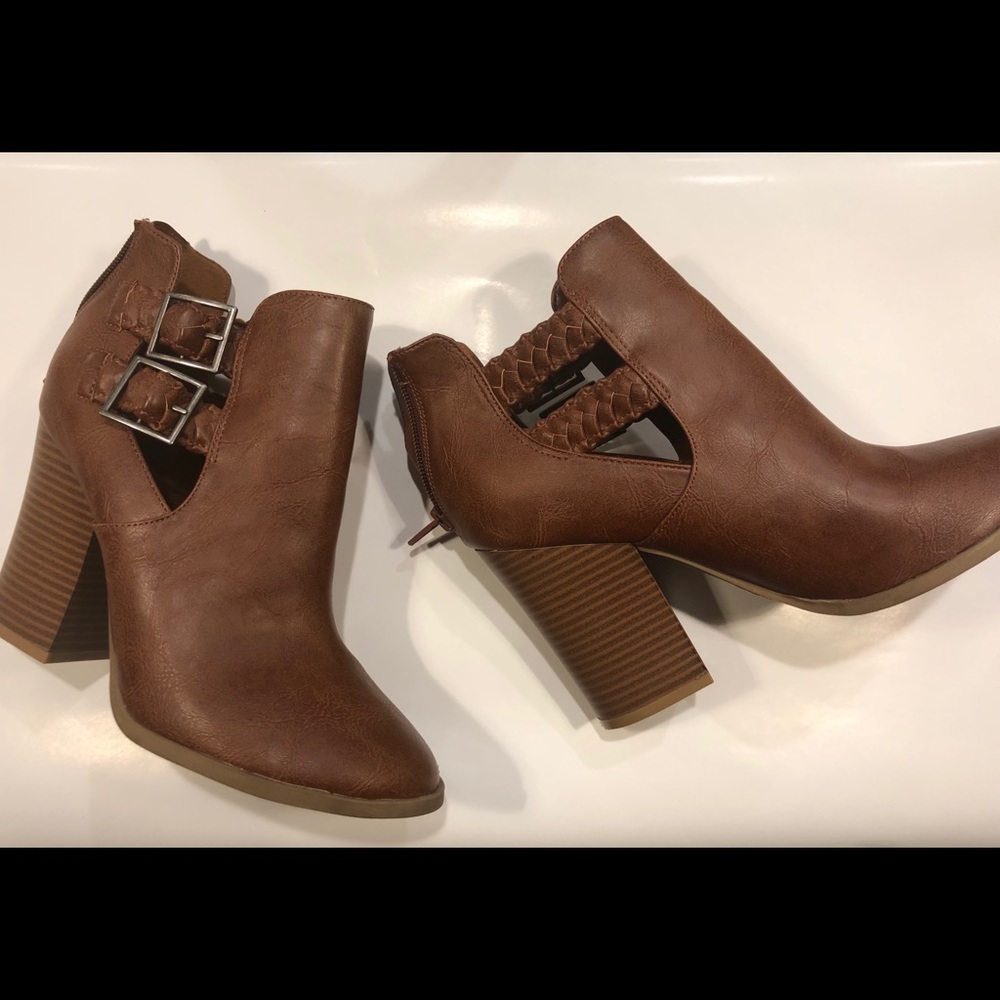 SALE♥️ American Eagle Braided Buckle Ankle Booties